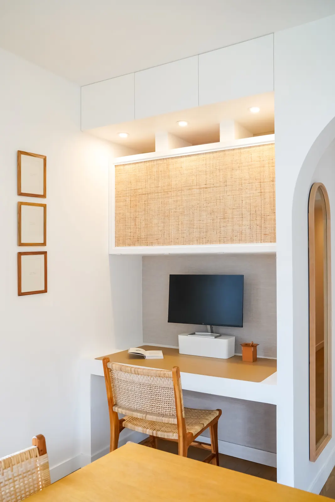 Coin bureau dans une niche en arche
