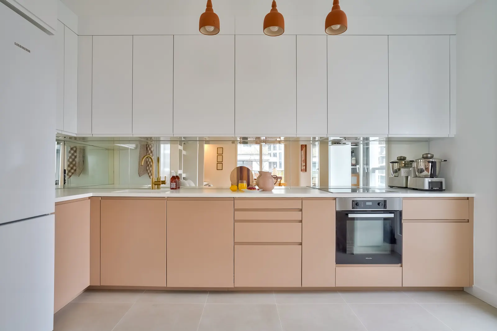 Cuisine rose poudré, crédence miroir