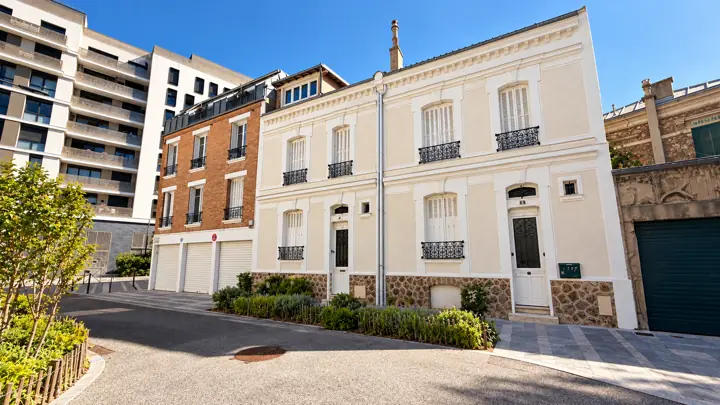 Rendu de la maison en briques et enduit clair