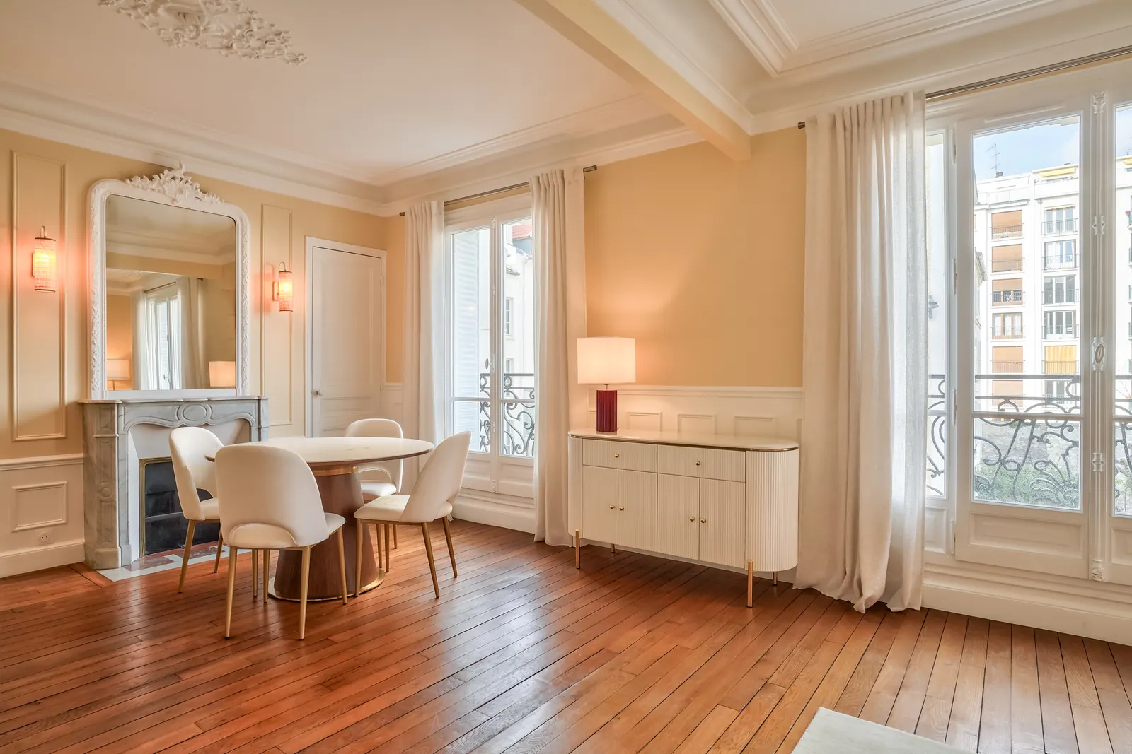 Salle à manger devant la cheminée en marbre