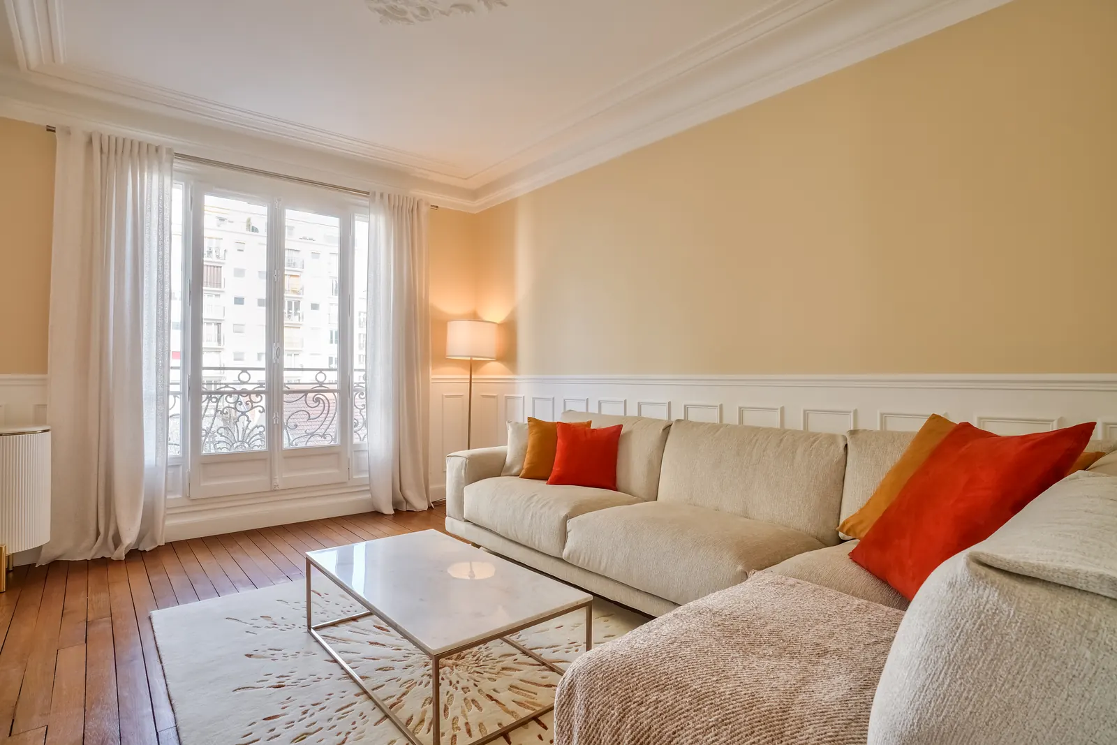 Salon lumineux, moulures et parquet ancien