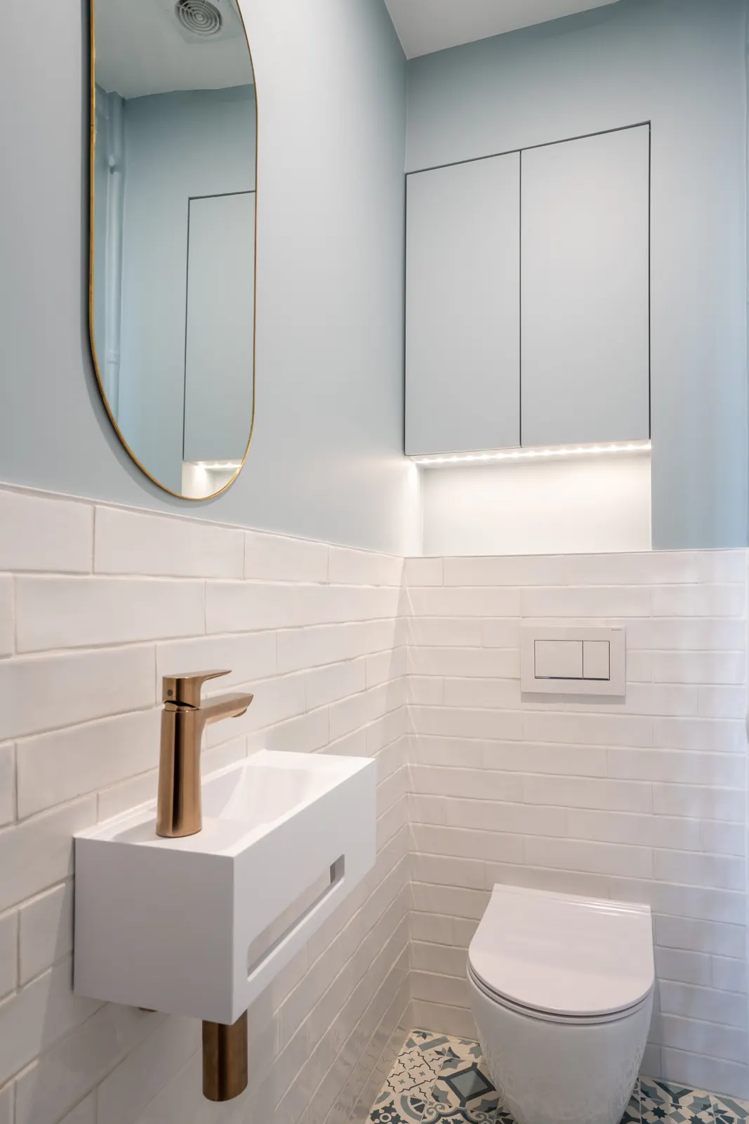 Toilettes, miroir ovale et robinetterie laiton