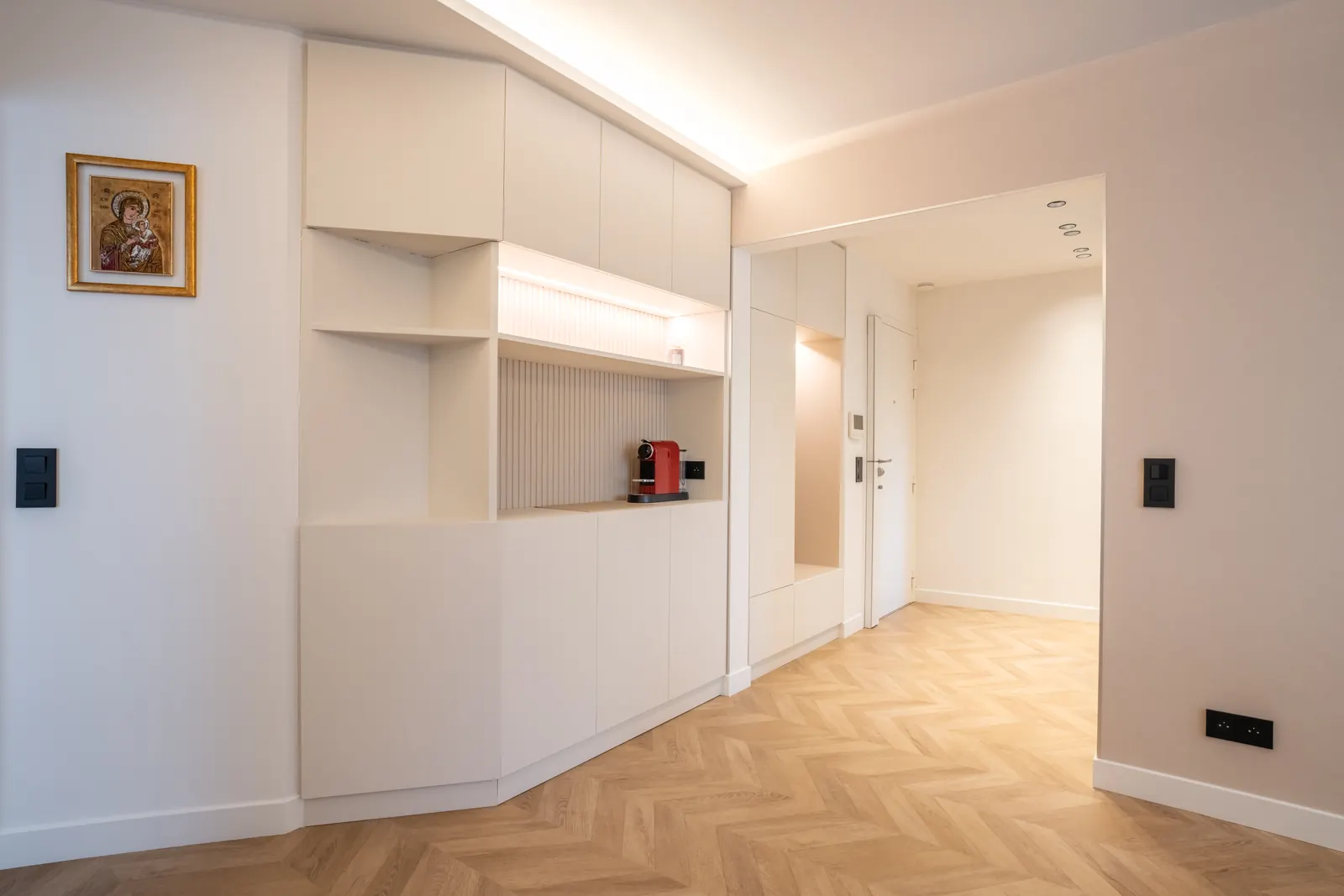 Entrée, rangements sur mesure et niche éclairée