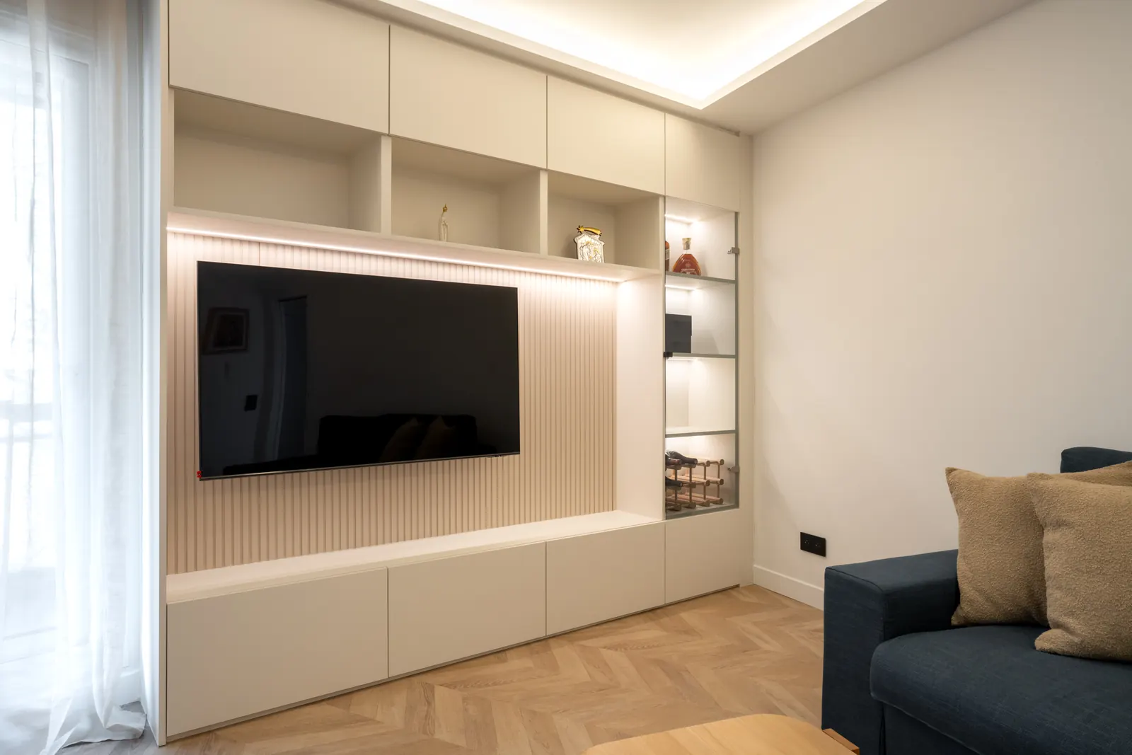 Meuble TV sur mesure, lambris et étagères éclairées