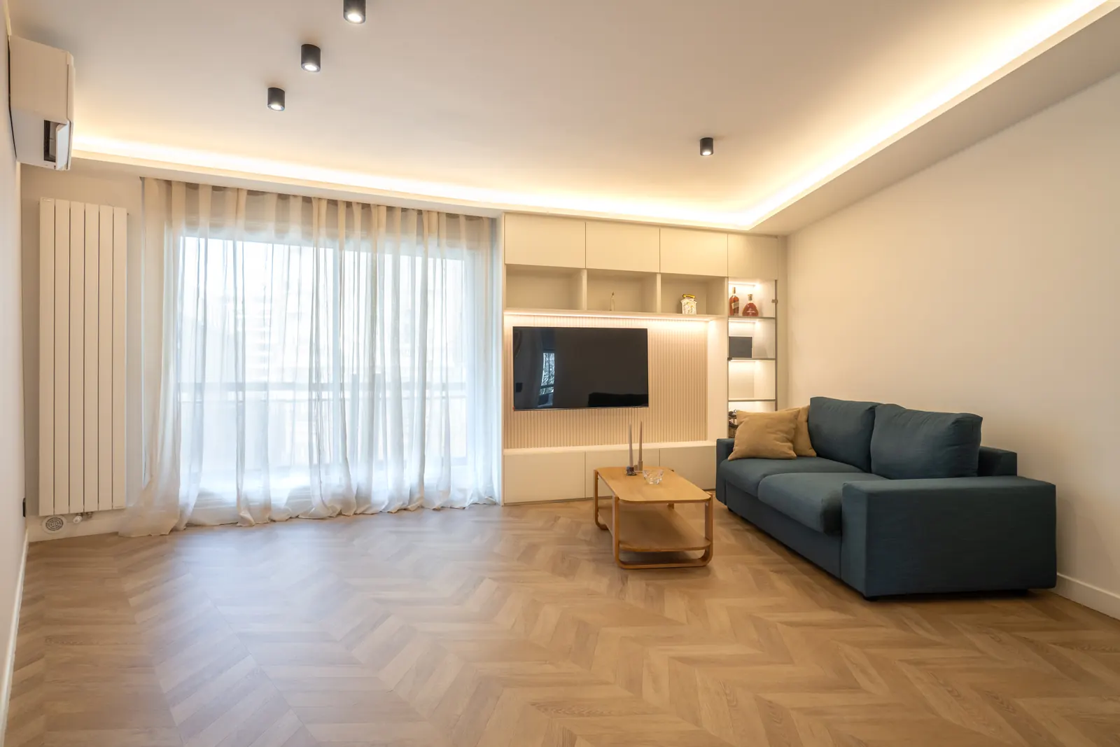Séjour lumineux et parquet à bâtons rompus