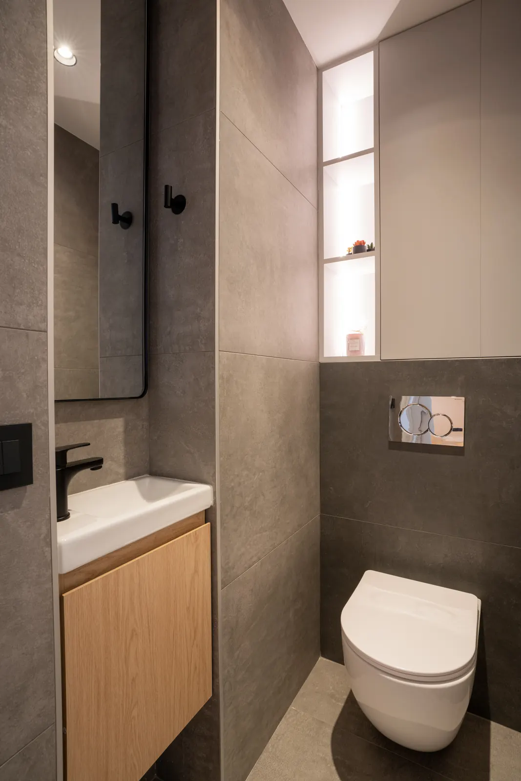 Toilettes, grès gris et niche lumineuse