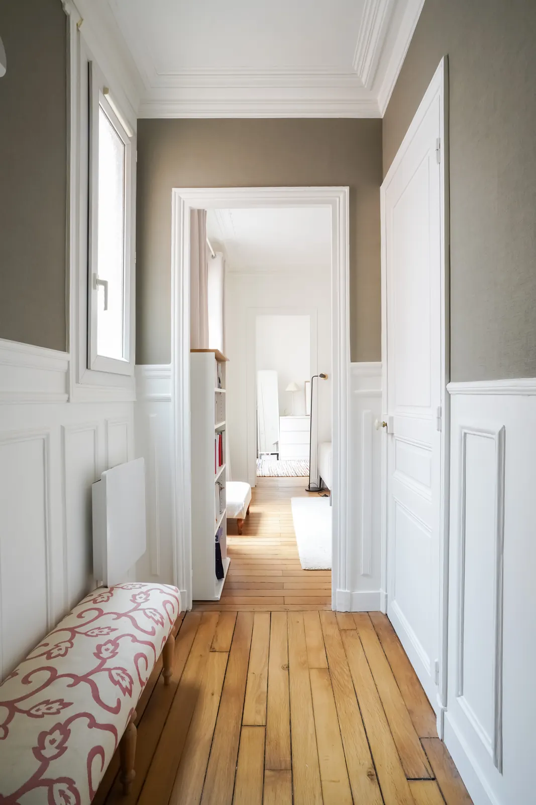 Couloir, soubassements moulurés et parquet