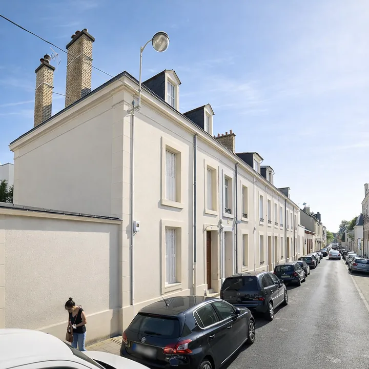 La façade sur rue de la maison