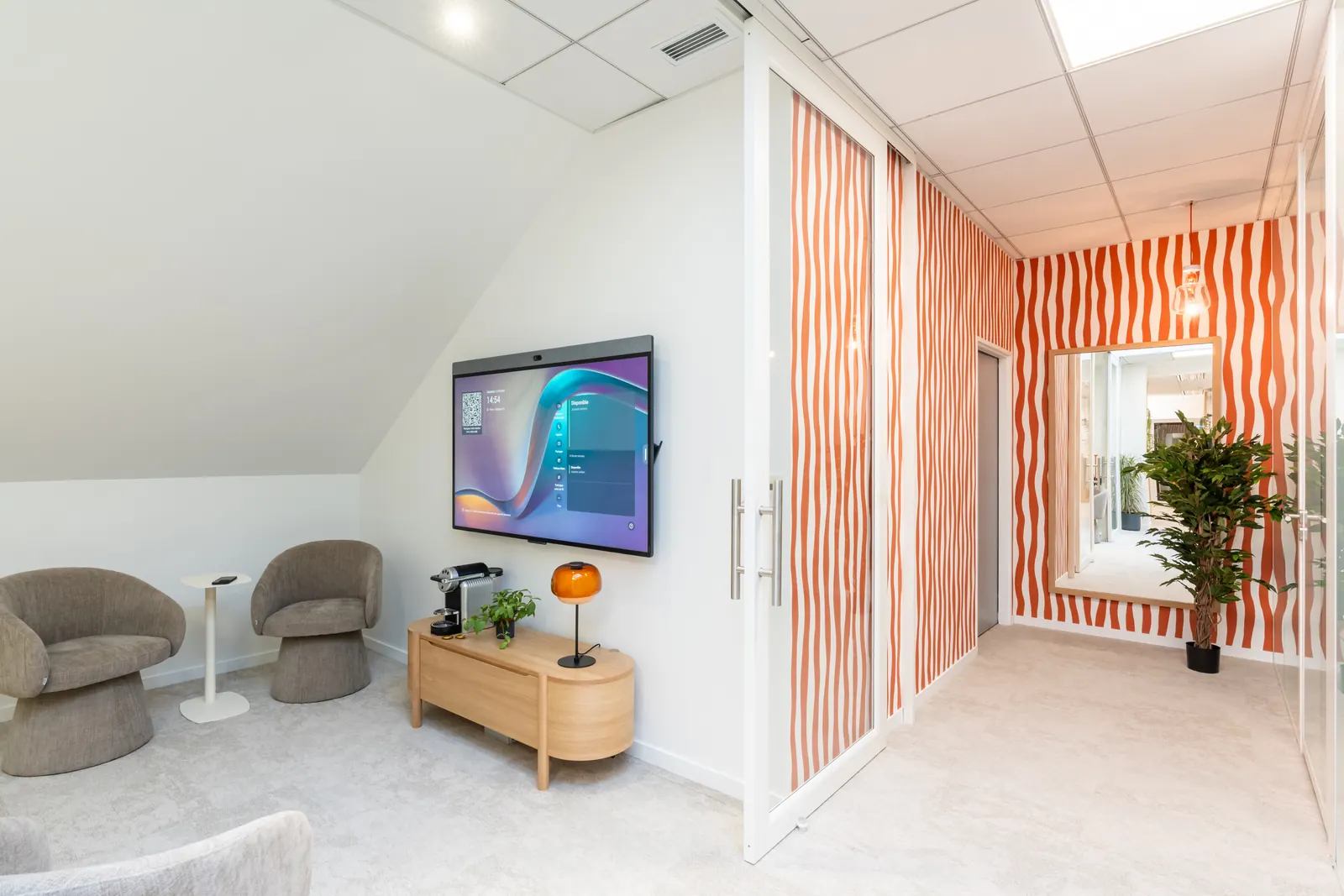 Coin salon devant le couloir orange