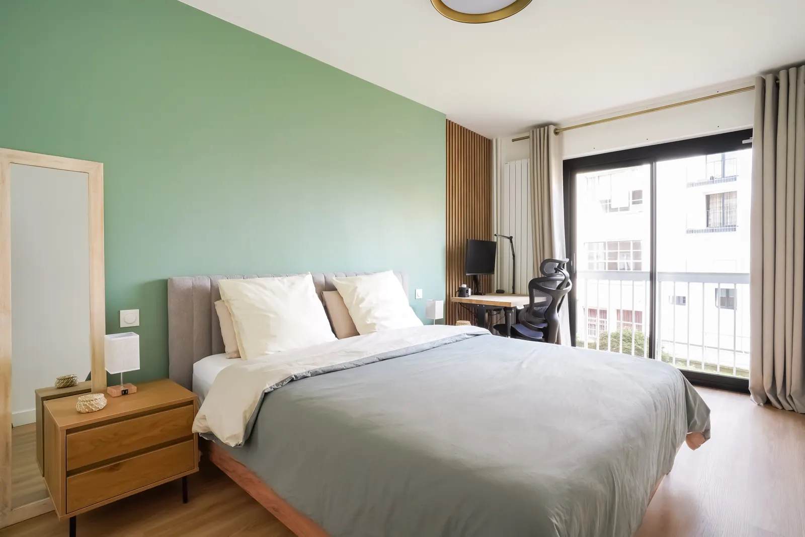 Chambre ouverte sur la baie vitrée