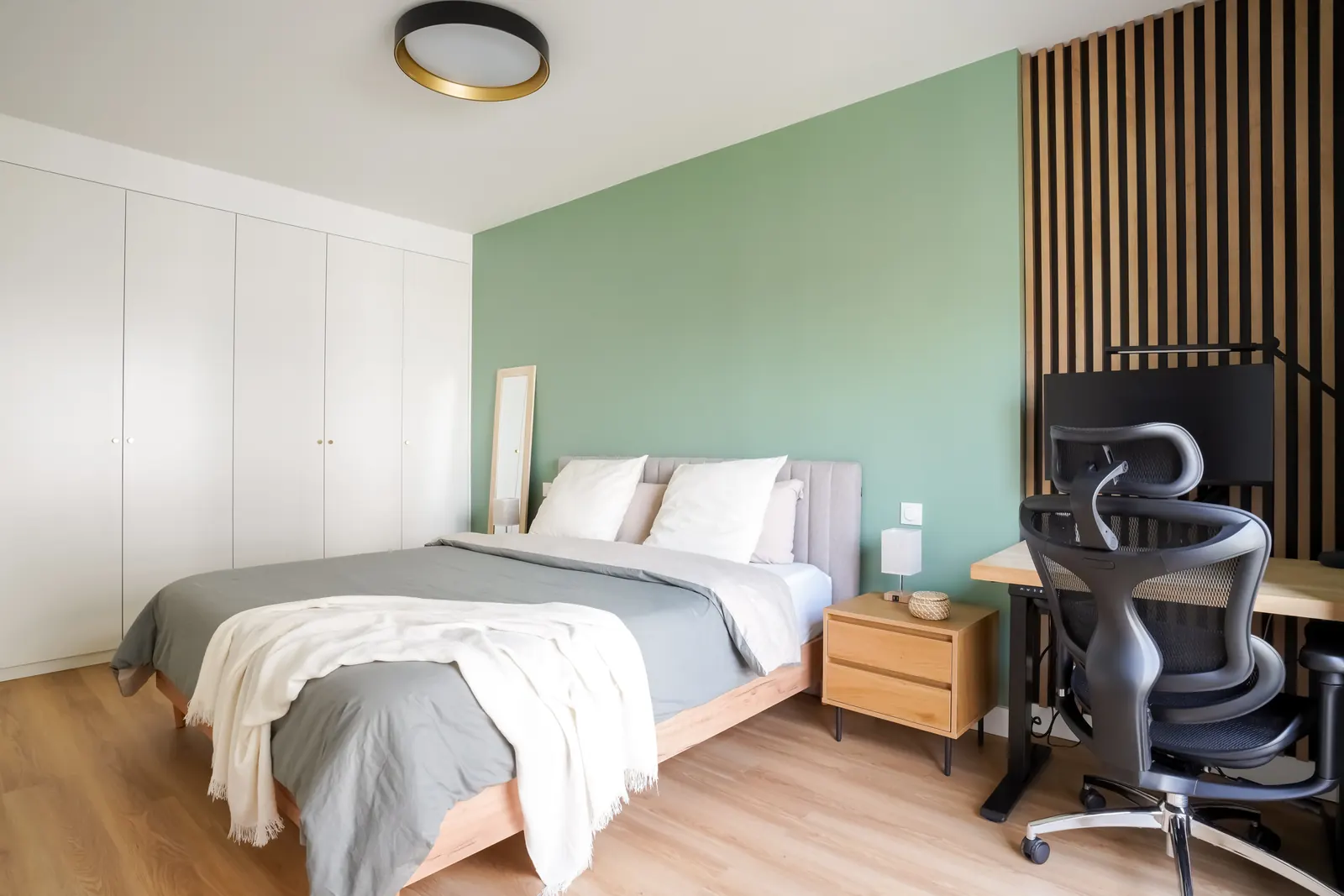 Chambre, mur vert sauge et coin bureau