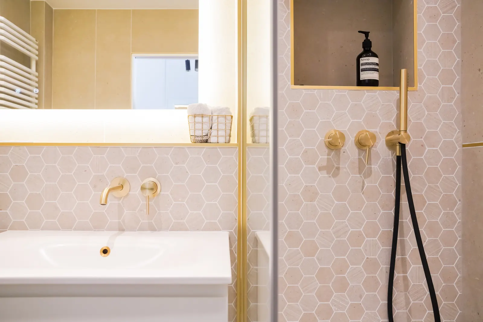Carrelage hexagonal rose, niche et robinetterie laiton