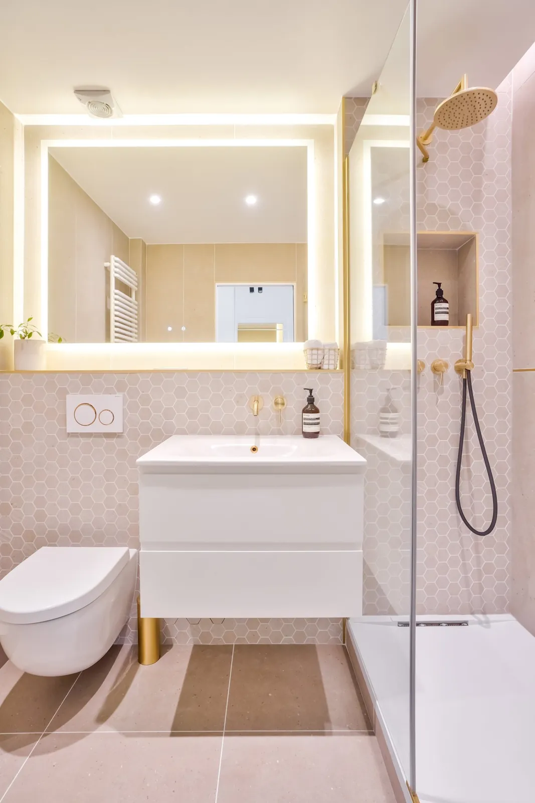 Salle de bain, miroir rétroéclairé et carrelage hexagonal