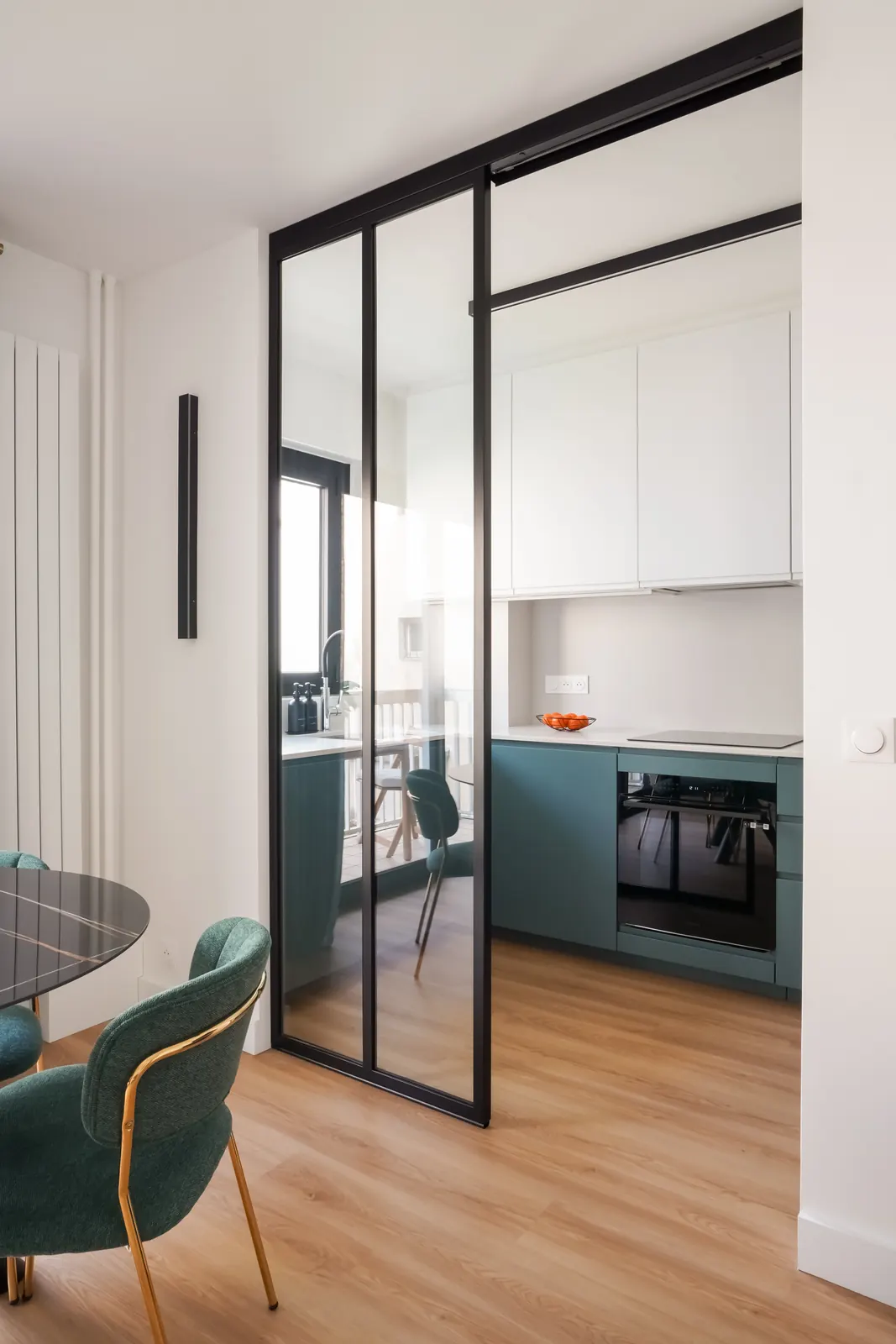 La verrière d’atelier ouvre la cuisine sur le séjour